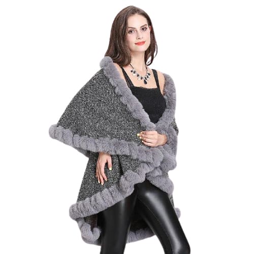 femme avec poncho